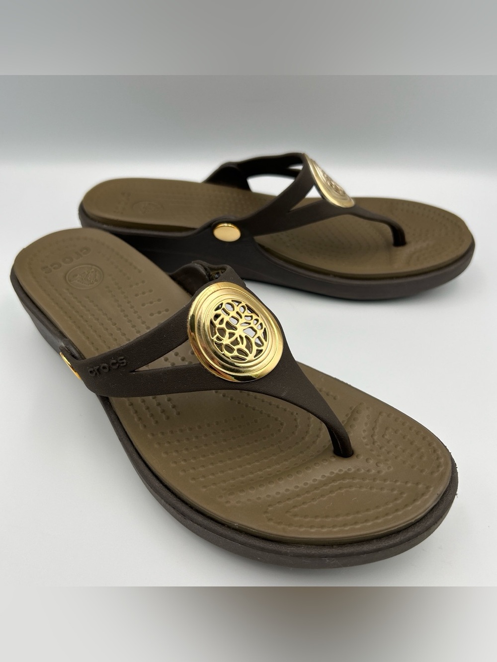 CROCS Sanrah Circle Flip Flop Sandals Size 7 Gold Medallion Casual Wedge Brown
